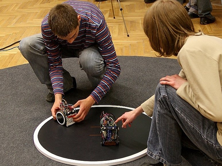 MiniSUMO – czyli wojna robotów – pierwsze starcie