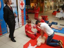 Prezentacja Grupy Pierwszej Pomocy w centrum handlowym Auchan