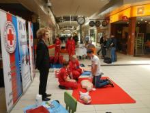 Prezentacja Grupy Pierwszej Pomocy w centrum handlowym Auchan