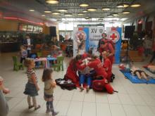 Prezentacja Grupy Pierwszej Pomocy w centrum handlowym Auchan