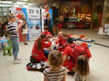 Prezentacja Grupy Pierwszej Pomocy w centrum handlowym Auchan