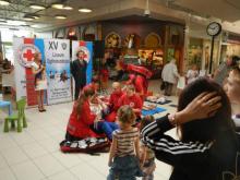 Prezentacja Grupy Pierwszej Pomocy w centrum handlowym Auchan