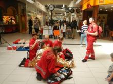 Prezentacja Grupy Pierwszej Pomocy w centrum handlowym Auchan