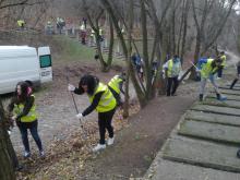 Porządkowanie grobów w Dolinie Śmierci