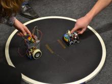 Nasi uczniowie na zawodach walk robotów kategorii miniSUMO