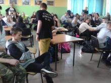 Zdjęcia ze scenki teatralnej promującej nasze szkoły