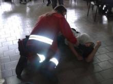 Zdjęcia ze scenki teatralnej promującej nasze szkoły