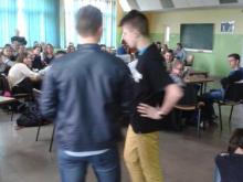 Zdjęcia ze scenki teatralnej promującej nasze szkoły