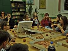 Pizza, materace, świetne pomysły i sporo śmiechu, czyli noc w szkole! 
